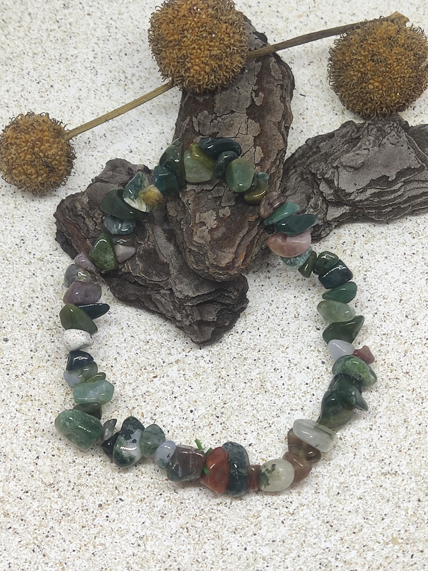 Pulseira de pedras coloridas irregulares com casca de árvore e flores secas