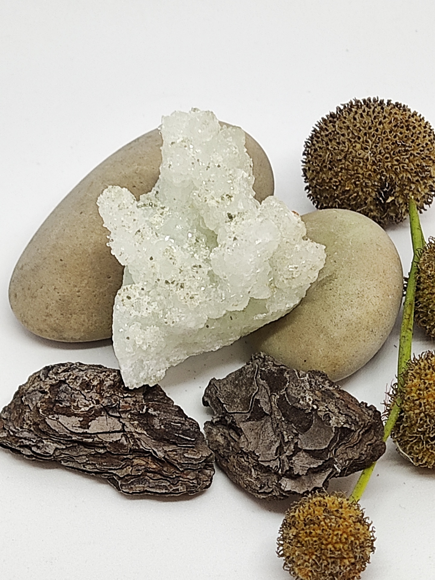 Conjunto de pedras decorativas com diferentes texturas e cores