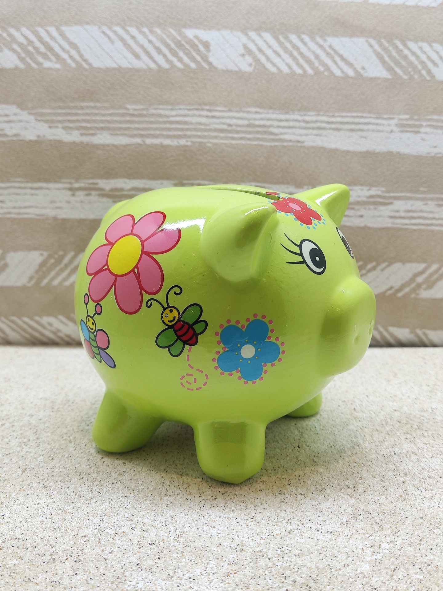 Mealheiro porco verde com flores e insetos coloridos