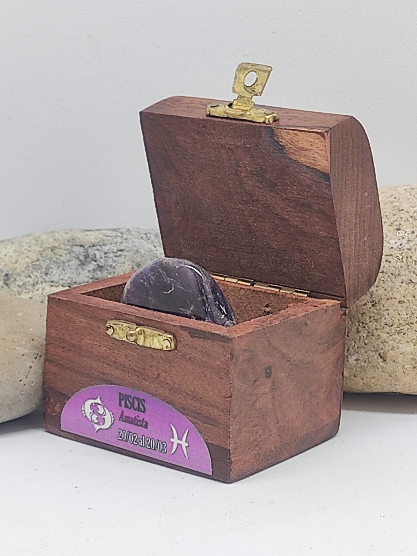 Caixa de madeira com pedra roxa e etiqueta PISCIS Ametista 20.02-20.03