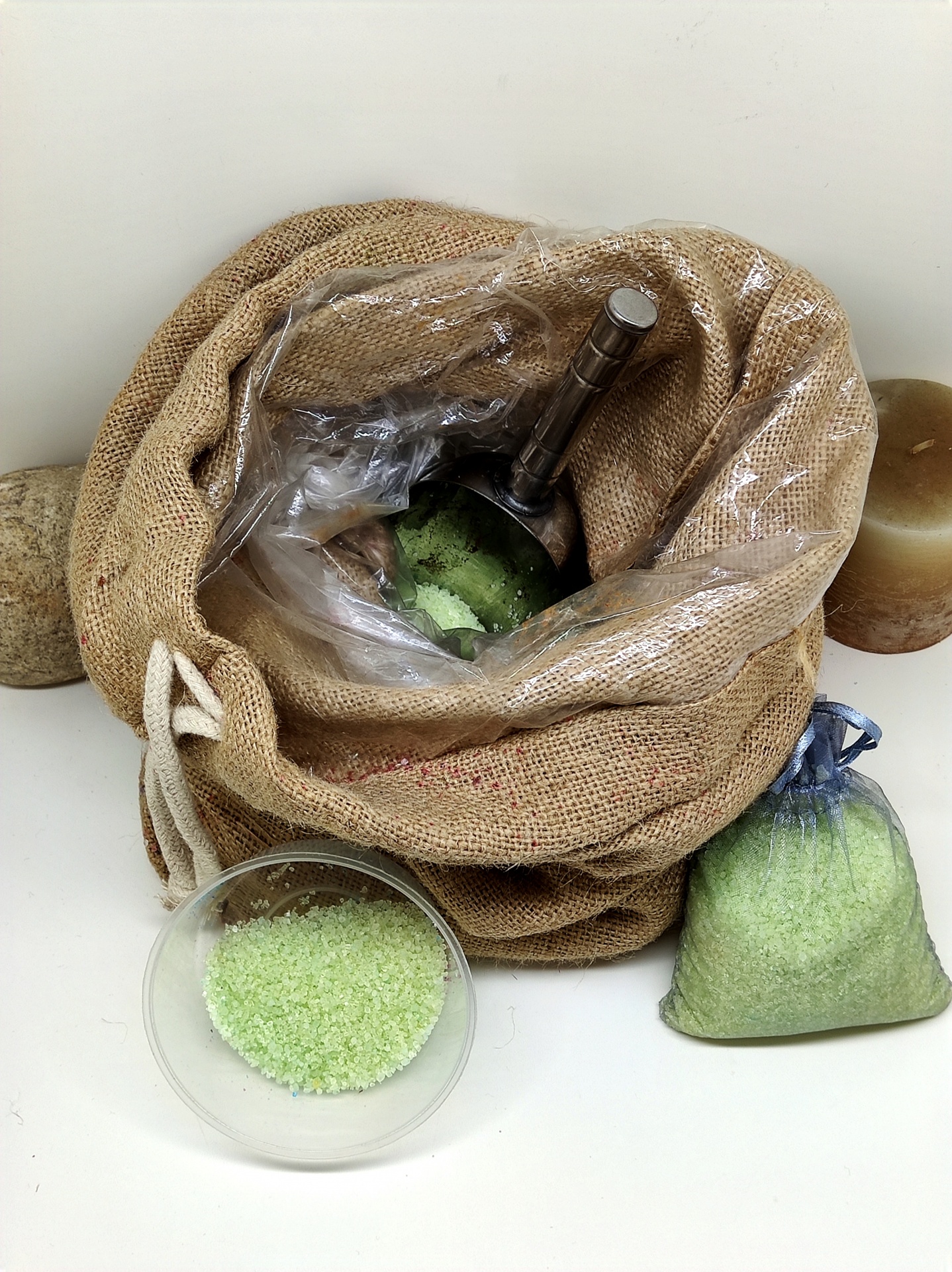 Saco de juta com sal verde e utensílio metálico