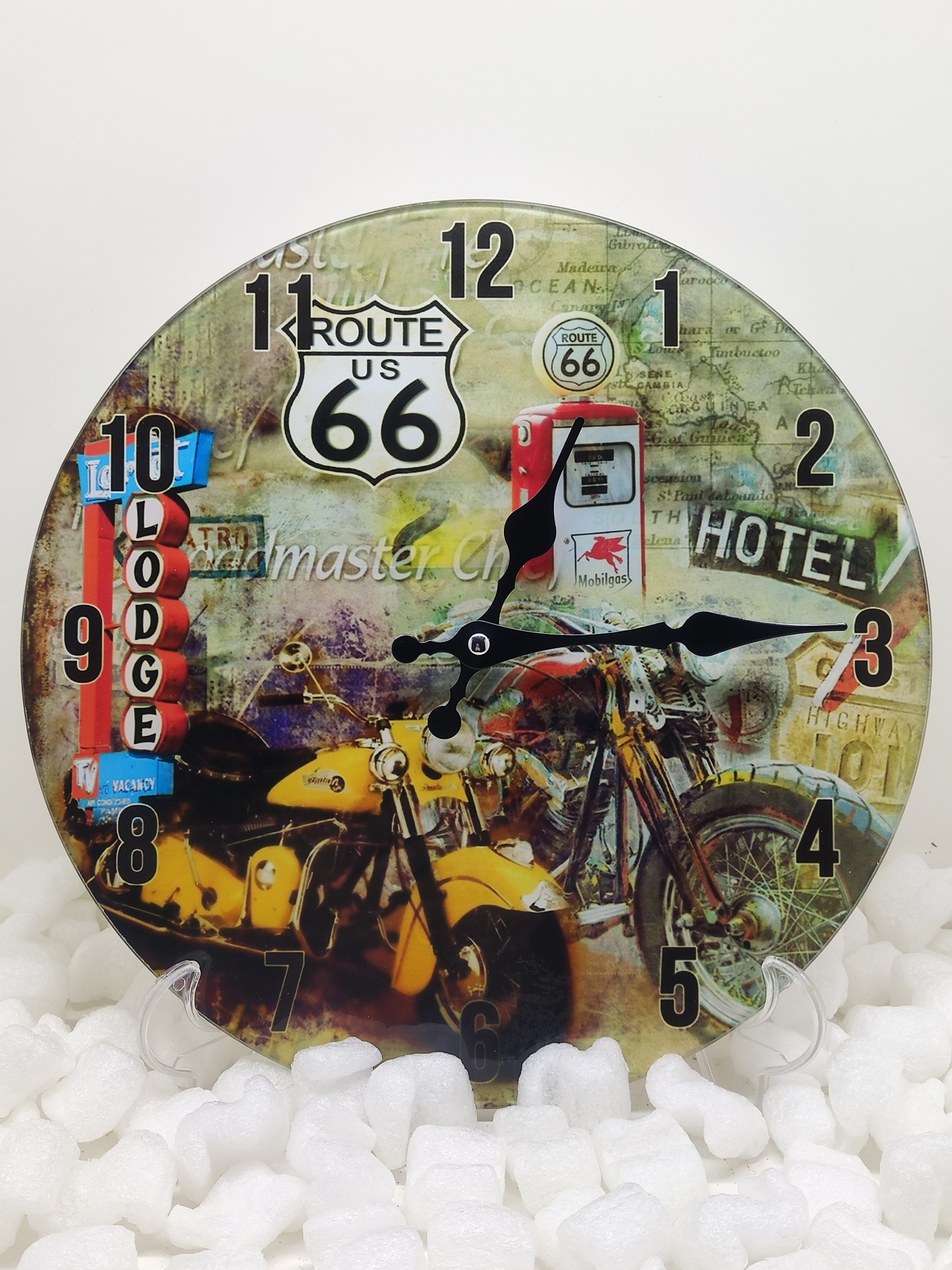 Relógio redondo com motos, sinais Route 66 e Hotel em fundo vintage