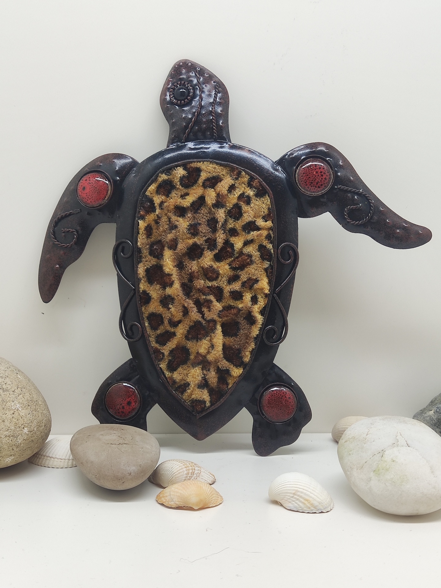 Figura decorativa de tartaruga em metal com padrão de pele de leopardo