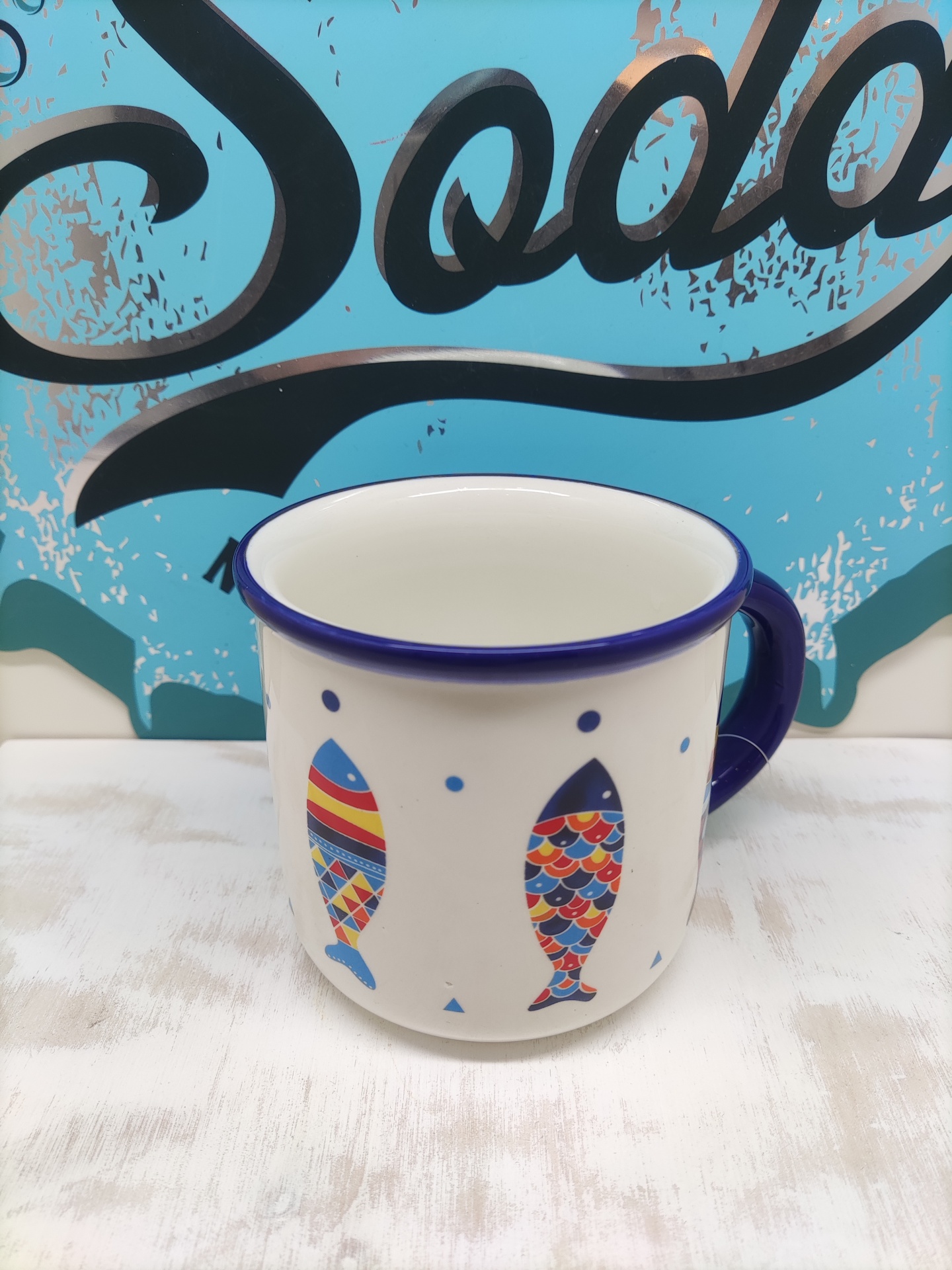Caneca esmaltada branca com peixes coloridos e bordo azul