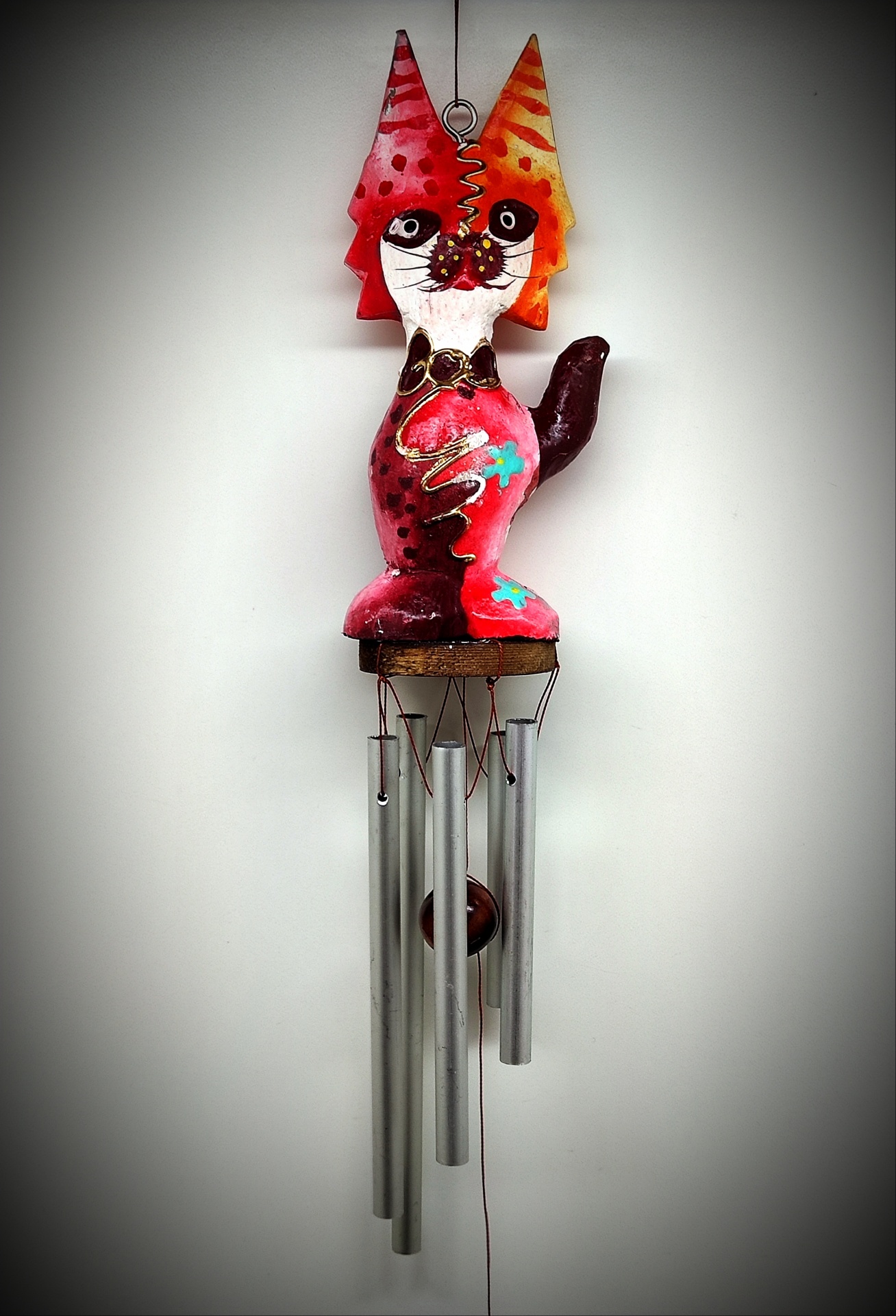 Sino dos ventos decorativo em forma de gato colorido com tubos metálicos pendurados