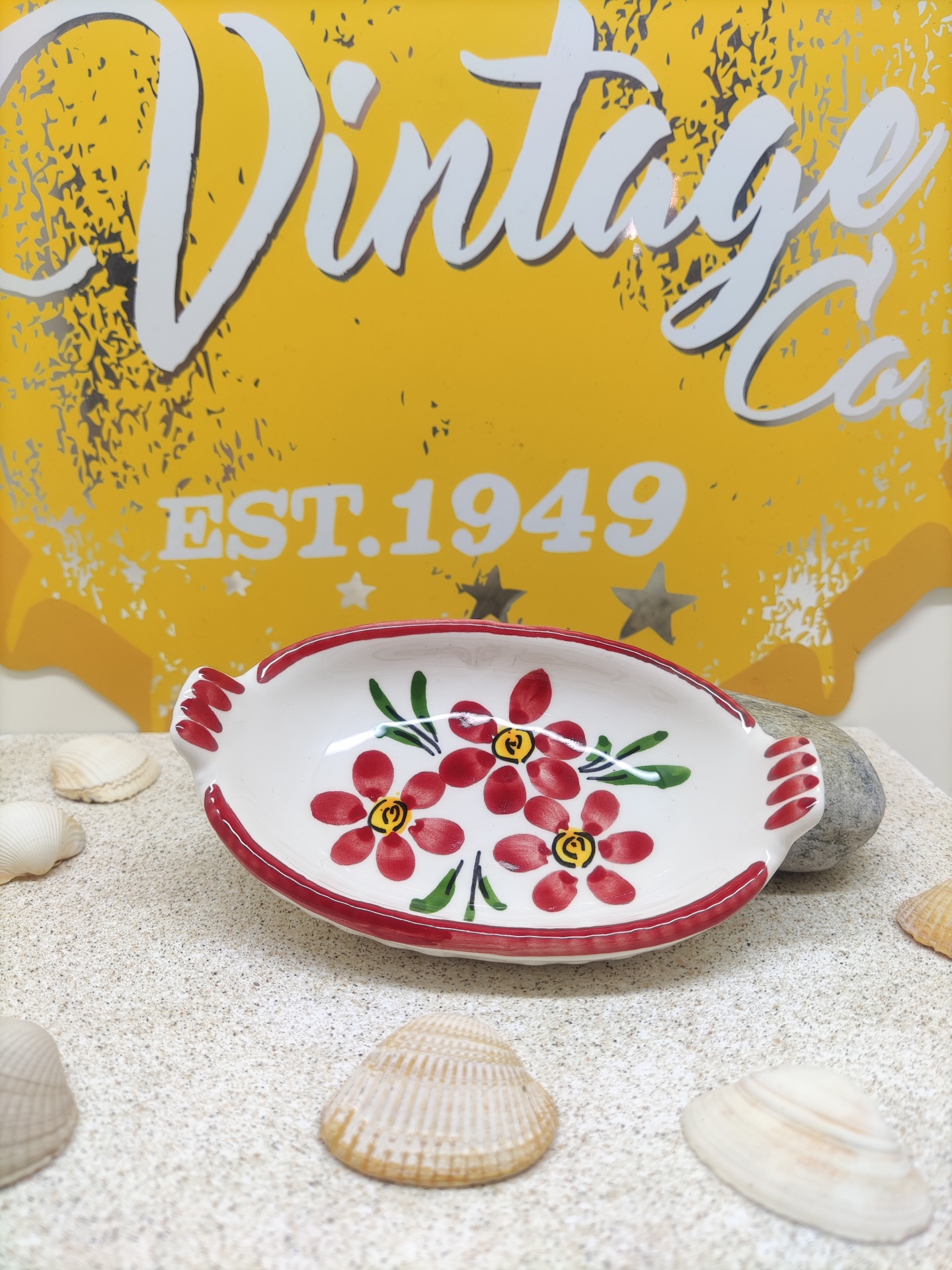 Travessa oval em cerâmica com flores vermelhas e fundo amarelo com texto vintage