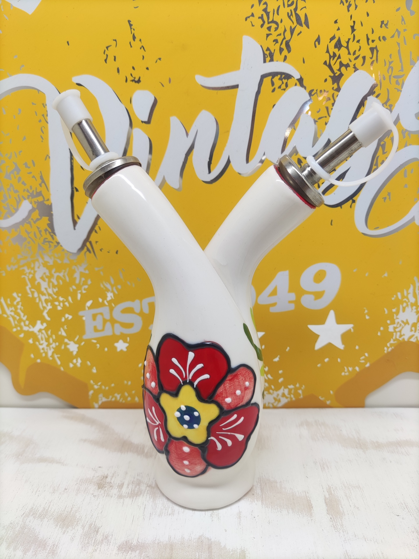 Frasco cerâmico branco com duas saídas e decoração floral colorida