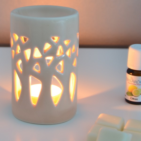 Difusor de cerâmica branco com vela acesa e óleo essencial Citron em frasco pequeno