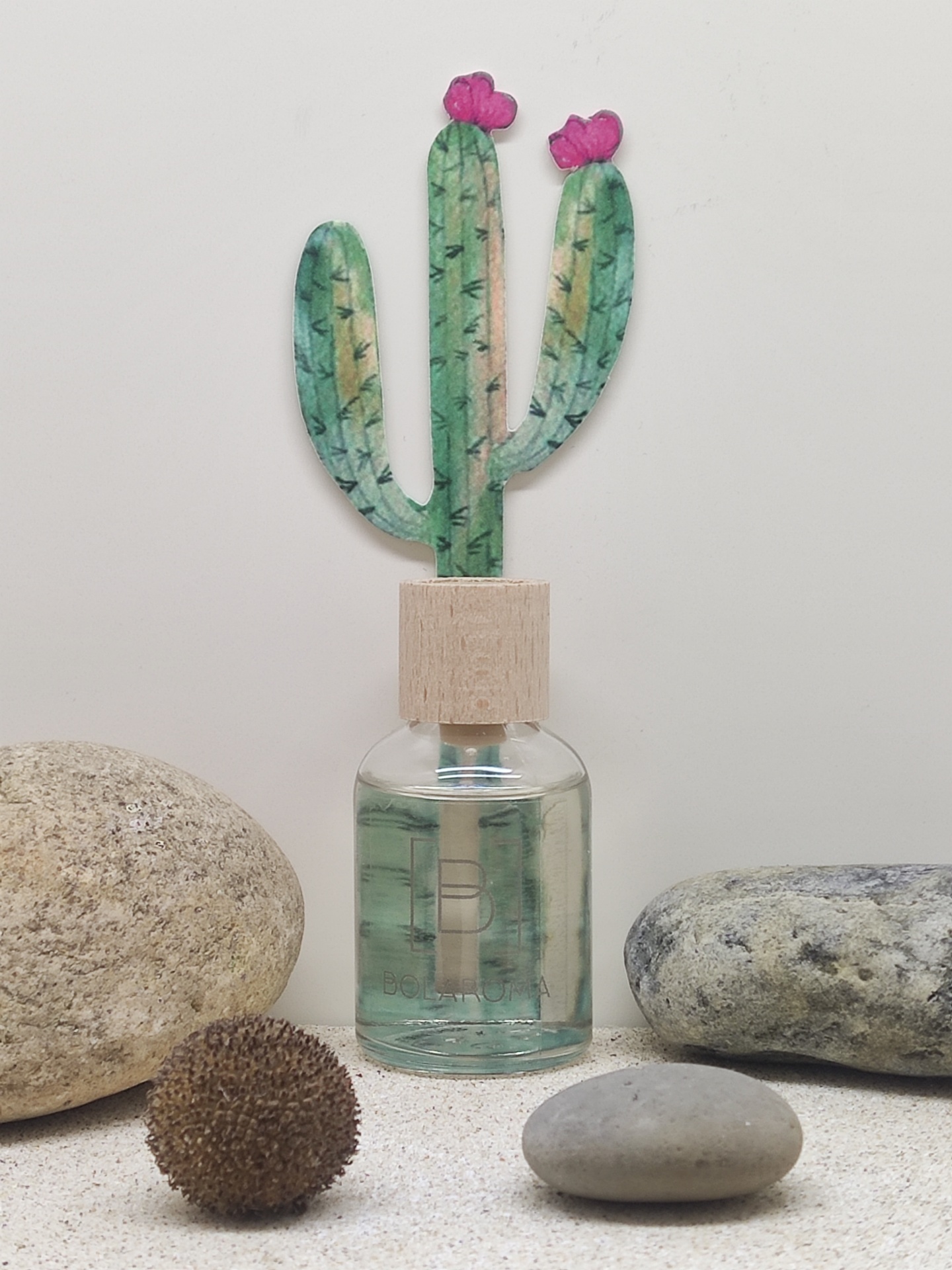 Frasco decorativo com cacto de papel e pedras