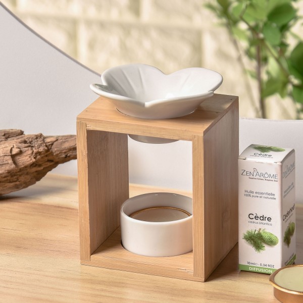 Aromatizador de ambiente com suporte em madeira clara e recipiente cerâmico branco ao lado da caixa do produto ZEN AROME cèdre