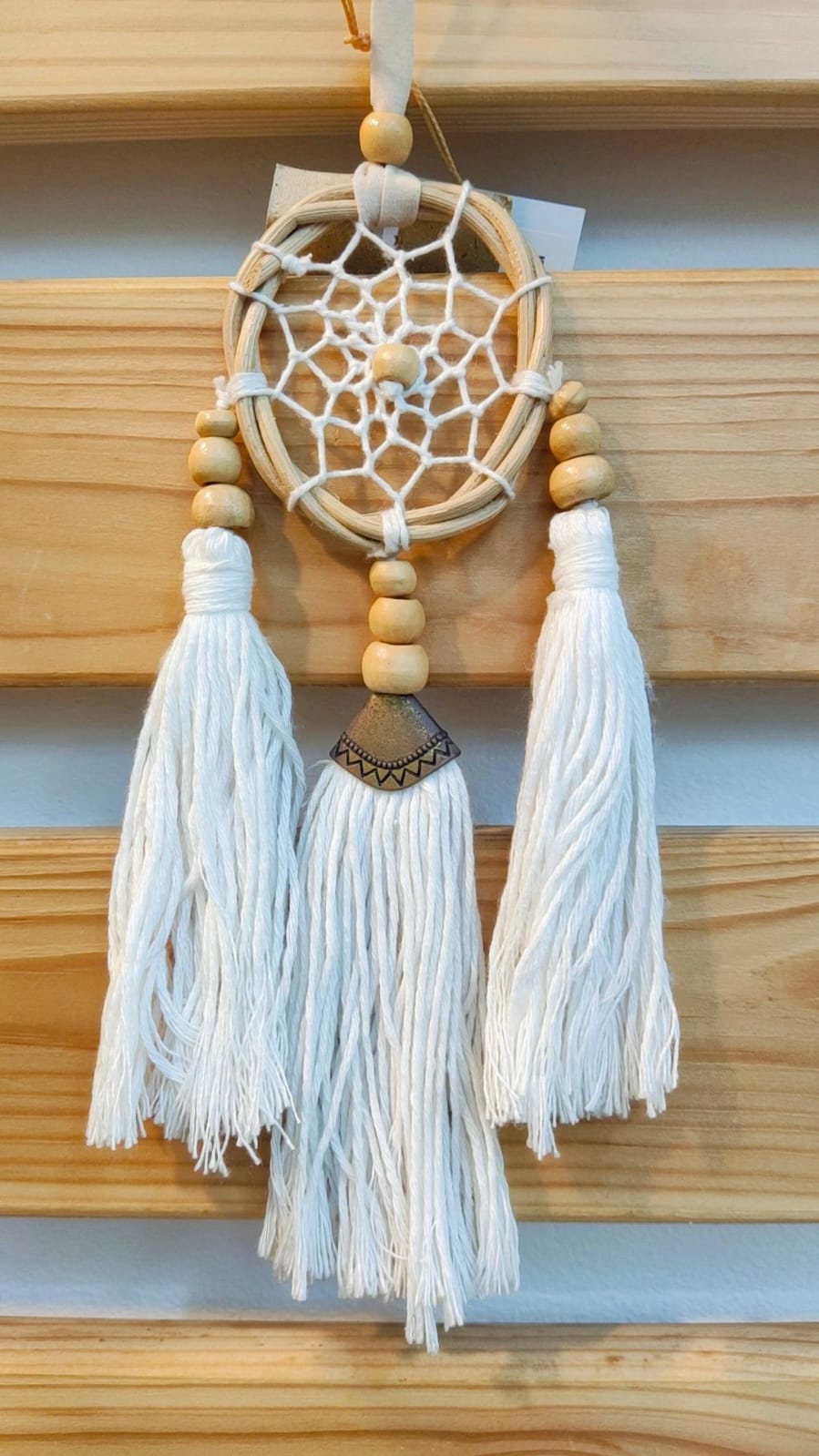Pendente filtro dos sonhos com madeira clara, fio branco e franjas brancas