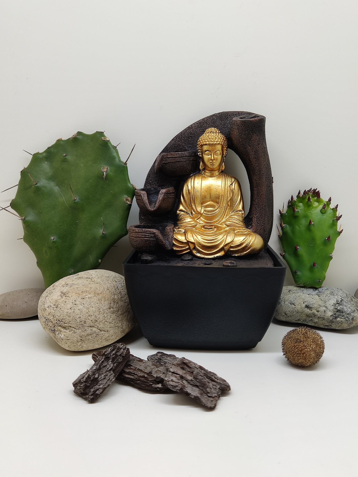 Fonte decorativa Buda dourada com cactos e pedras
