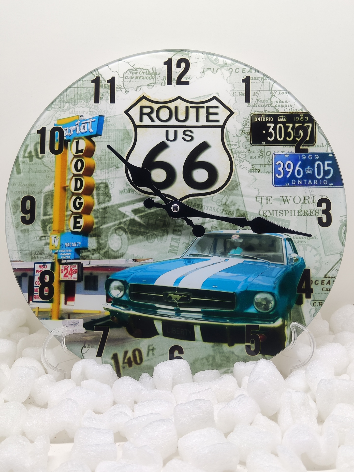 Relógio redondo com imagem de carro clássico e sinal Route 66