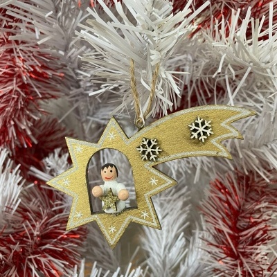 Enfeite de Natal em madeira em forma de estrela cadente com anjo no centro