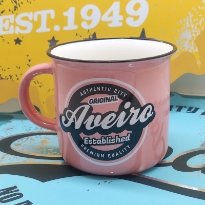 Caneca rosa com texto Aveiro em fundo circular preto e branco