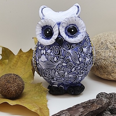 Peça decorativa de cerâmica coruja azul e branca com olhos pretos grandes