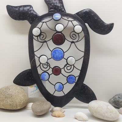 Escultura decorativa de tartaruga de metal com detalhes coloridos e pedras naturais