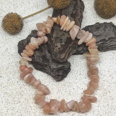 Pulseira de pedras rosas irregulares com casca de árvore e botões secos