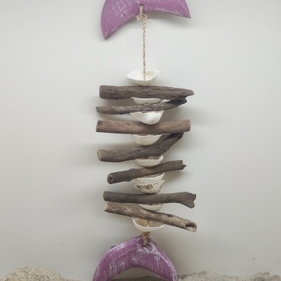 Móbile decorativo de madeira, conchas e caudas de peixe lilás