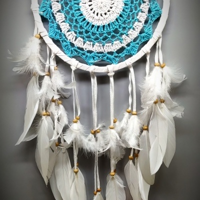 Apanhador de sonhos branco com croché azul e branco e penas brancas