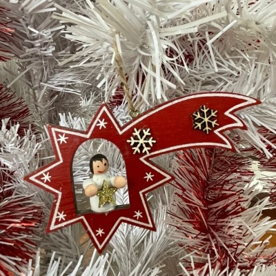 Enfeite de Natal de madeira vermelha com anjo pendurado em árvore branca