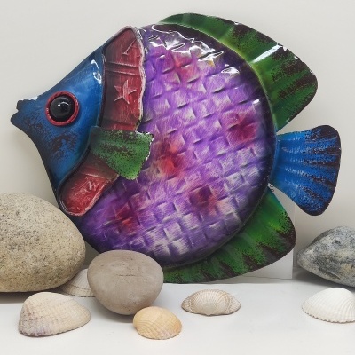 Peixe decorativo colorido em metal com pedras e conchas