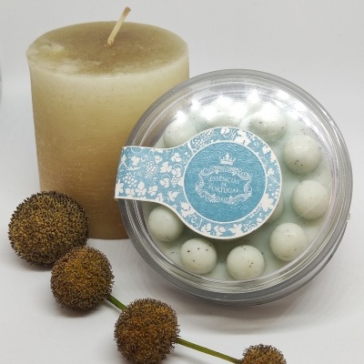Conjunto aromaterapia com vela, bolas brancas e sementes secas