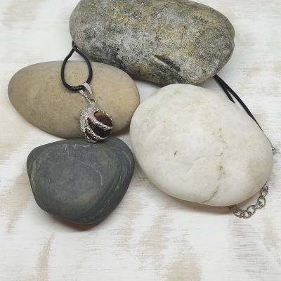 Colares pendurados sobre pedras coloridas variadas