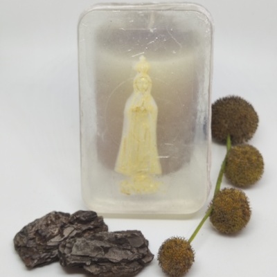 Sabonete transparente com figura religiosa e elementos naturais secos