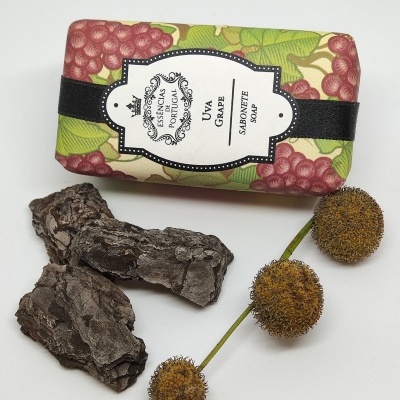 Sabonete com embalagem decorada com uvas, casca de árvore e flores secas.