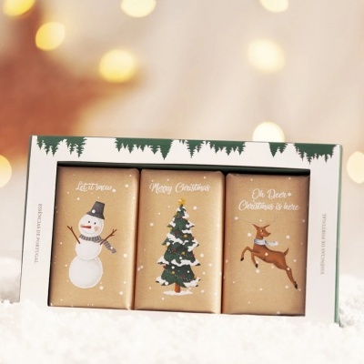 Três barras de chocolate com decoração natalícia e texto em inglês numa caixa branca