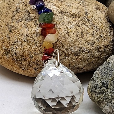 Pendente com pedra facetada e pedras coloridas sobre pedras naturais