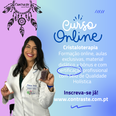 Mulher com bata branca segura cristal roxo em imagem de promoção de curso online de cristaloterapia