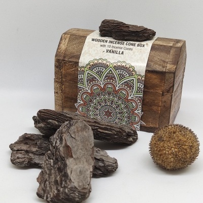 Caixa de madeira para incenso com etiqueta e incenso em pedaços ao lado