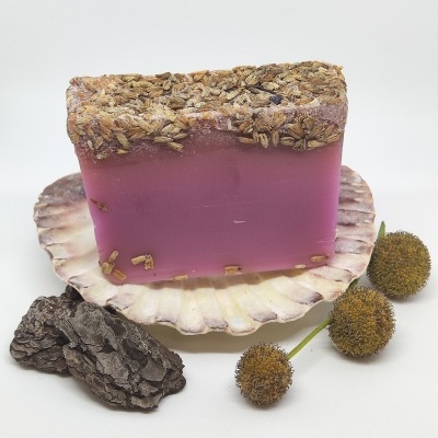 Sabonete artesanal rosa com sementes, concha, casca de árvore e flores secas