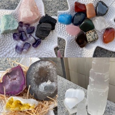 Cristais e pedras polidas coloridas em pratos de cerâmica branca