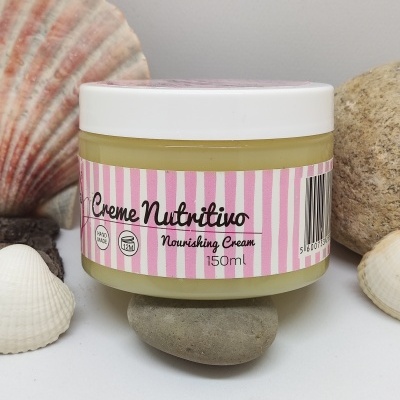 Frasco de creme nutritivo com tampa branca e etiqueta rosa às riscas com conchas e pedras