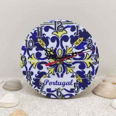 Relógio decorativo redondo com padrão azul e amarelo e texto Portugal