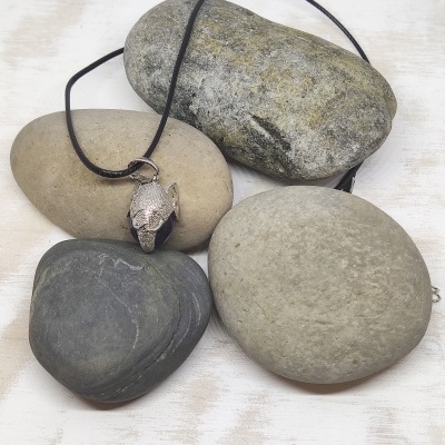 Colar com pendente cabeça de leopardo prateado sobre pedras