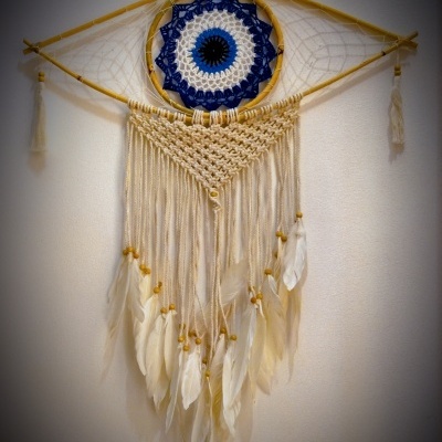 Apanhador de sonhos de fios e penas com estrutura de madeira em formas circular e quadrada