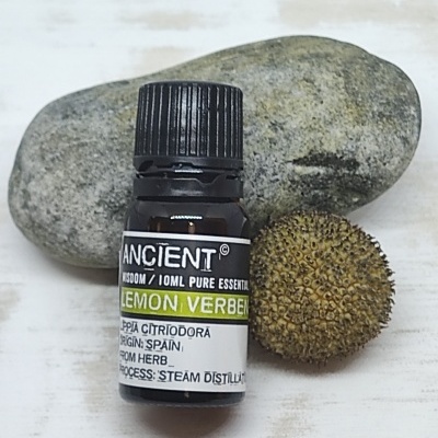 Frasco de óleo essencial Lemon Verbena com pedra e semente ao fundo