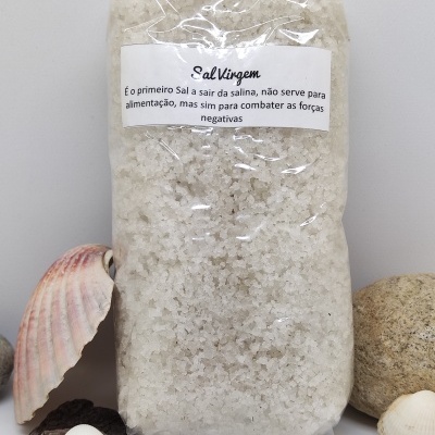 Pacote de Sal Virgem com rótulo e conchas ao redor