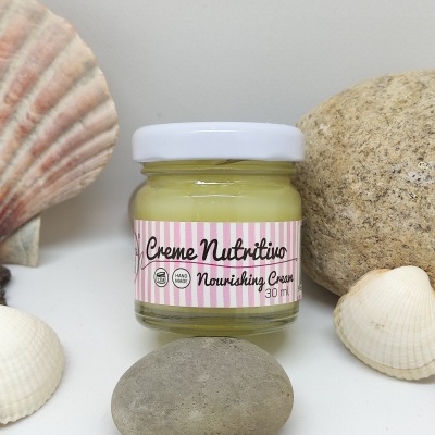 Frasco de creme nutritivo com conchas e pedras ao redor