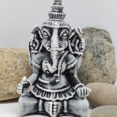 vela decorativa esculpida em forma de Ganesha com padrão cinza e preto