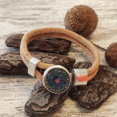 Pulseira de cortiça com medalhão decorativo em padrão mandala e fecho prateado