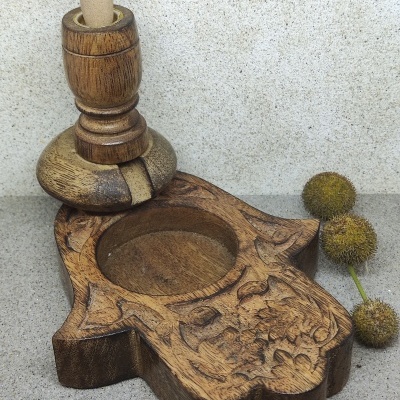 Suporte de madeira para incenso com cone e flores secas ao lado