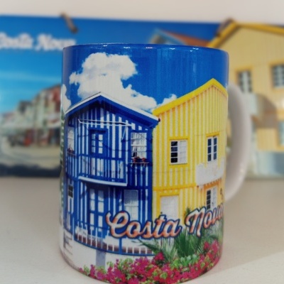 Caneca com imagem colorida de casas às riscas e texto Costa Nova