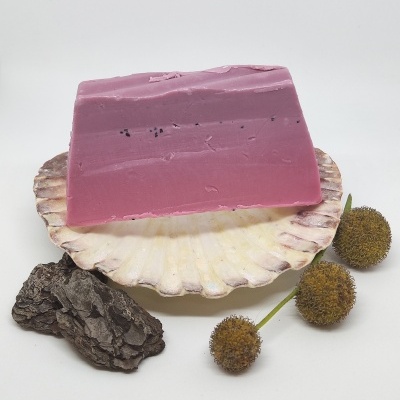 Sabonete artesanal rosa sobre concha e elementos naturais