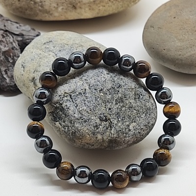 Pulseira de contas cinza metálico, castanho e preto sobre pedras naturais