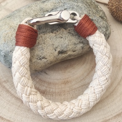 Pulseira trançada de corda branca com fecho metálico prateado